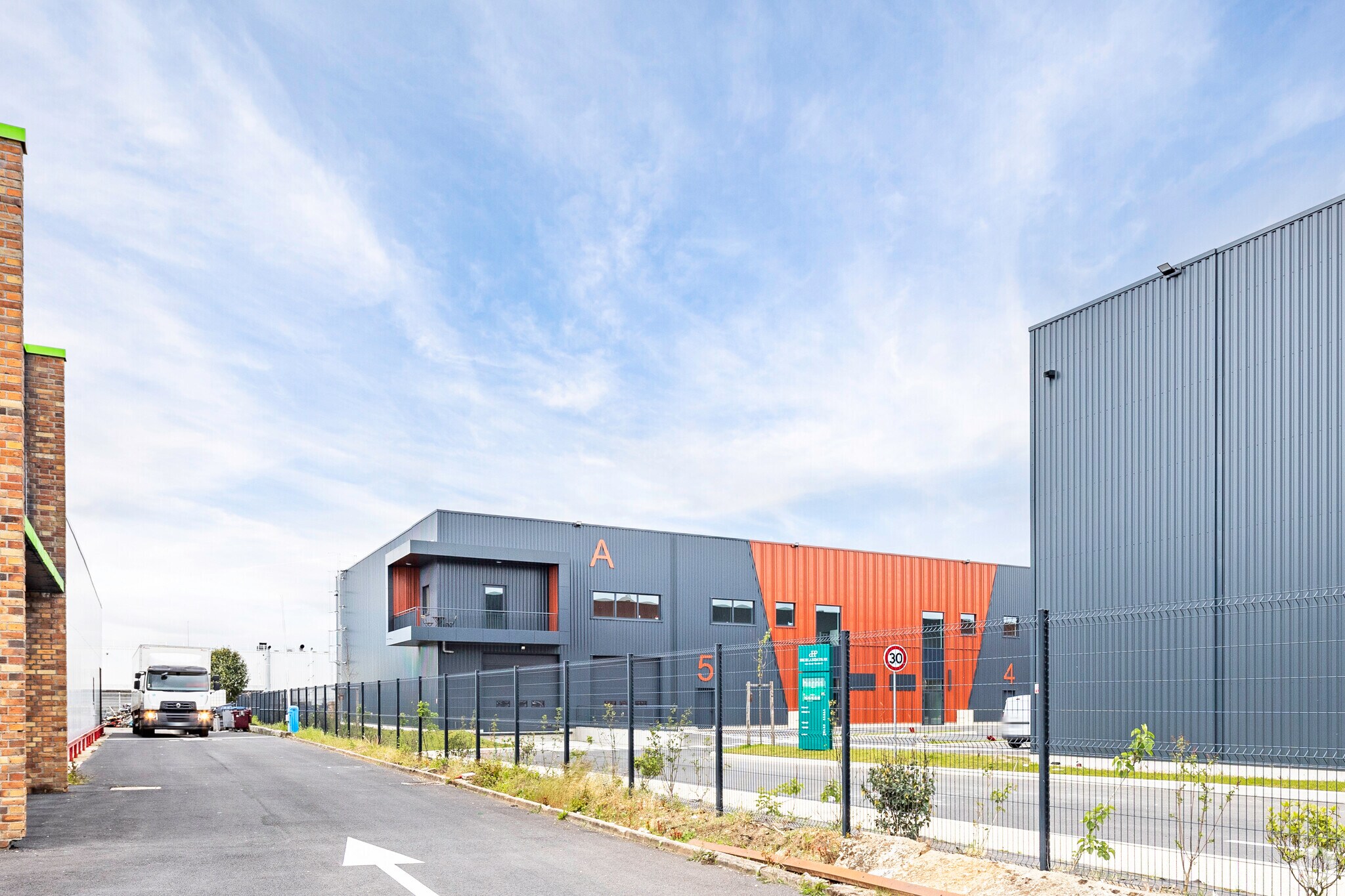 Light Industrial in Saint-Ouen-l'Aumône to rent Primary Photo- Image 1 of 3