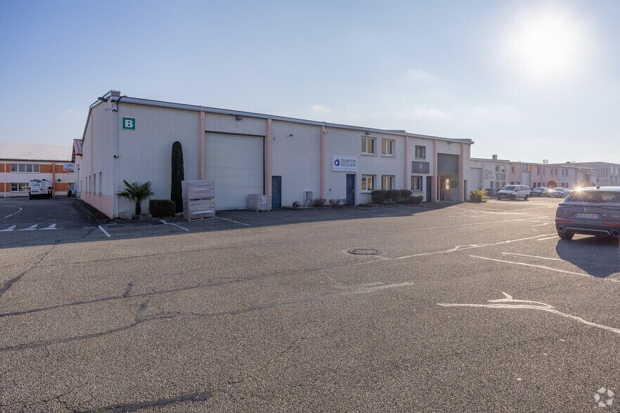 31 Rue Wilson, Décines-Charpieu to rent - Building Photo - Image 2 of 14