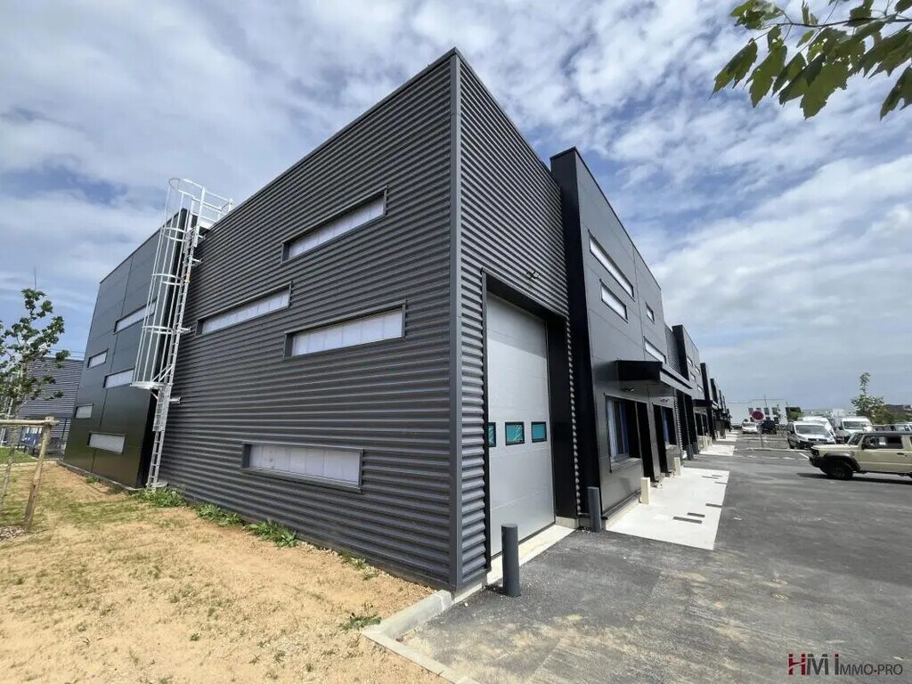 Location Local d'activités 383 m² - Photo 1