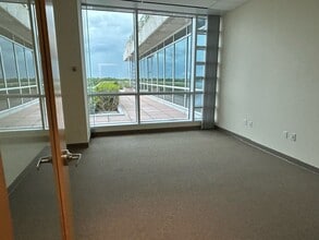 18001 Old Cutler Rd, Palmetto Bay, FL to rent Interior Photo- Image 2 of 3