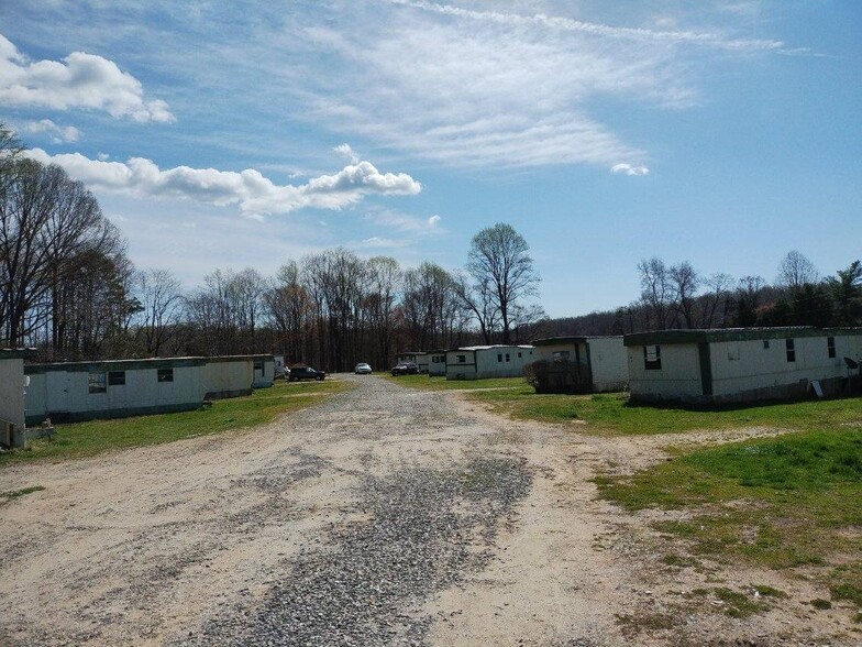 130 Bailey Ln, Pilot Mountain, NC for sale - Primary Photo - Image 1 of 7