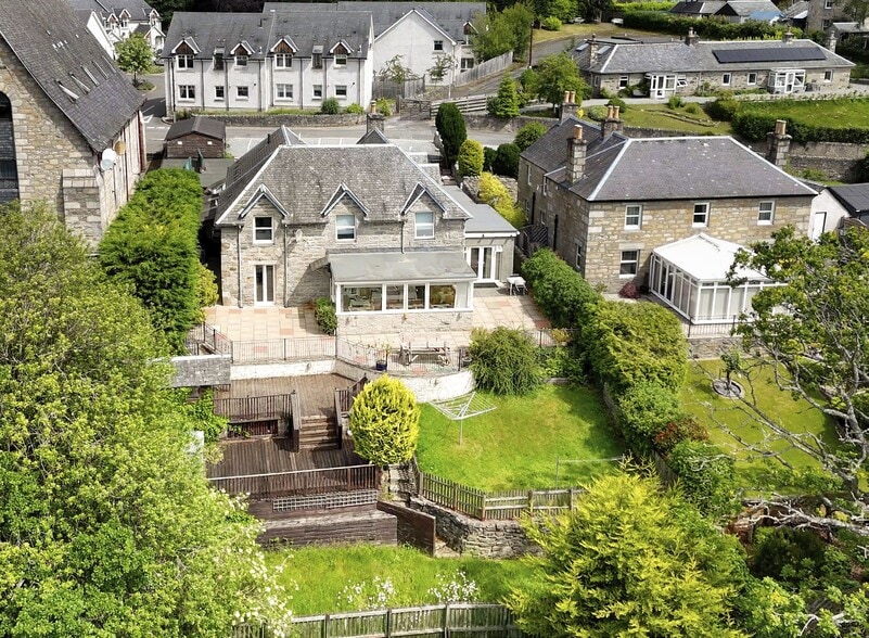 8 Lower Oakfield, Pitlochry for sale - Building Photo - Image 2 of 9
