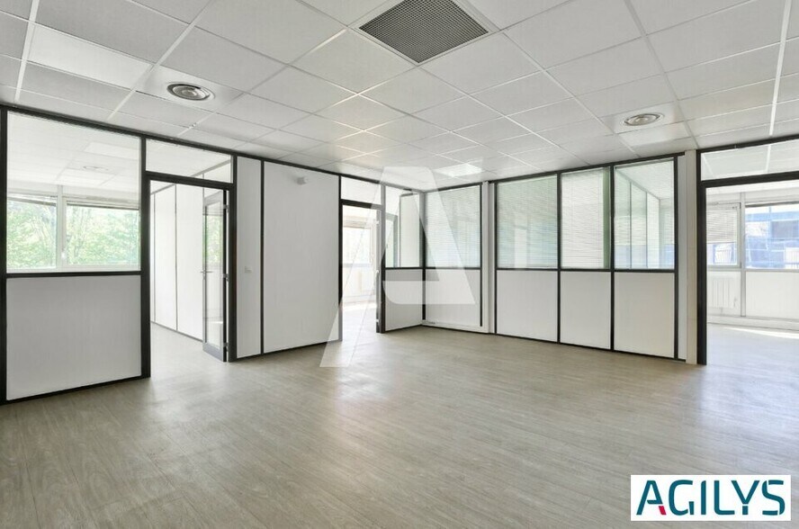 3-7 Avenue Des Frères Lumiers, Villiers-sur-Marne to rent - Interior Photo - Image 1 of 8