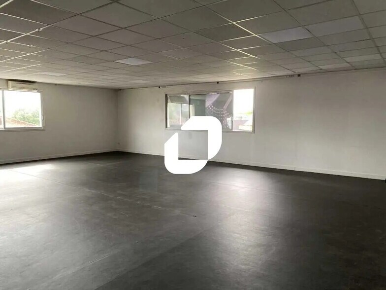 Retail in Mérignac to rent - Interior Photo - Image 2 of 7