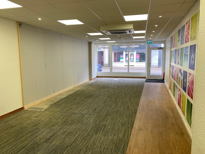 43 High St, Newport to rent - Building Photo - Image 2 of 4