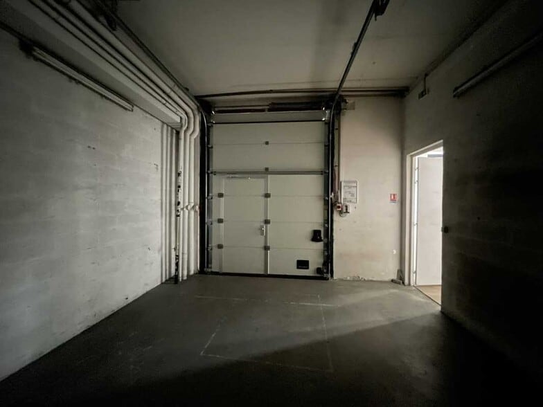 Light Industrial in Vanves to rent - Interior Photo - Image 3 of 11
