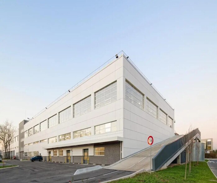 Industrial in Gennevilliers to rent - Building Photo - Image 1 of 10