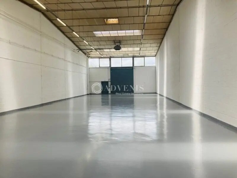 Industrial in Coignières to rent Interior Photo- Image 1 of 6