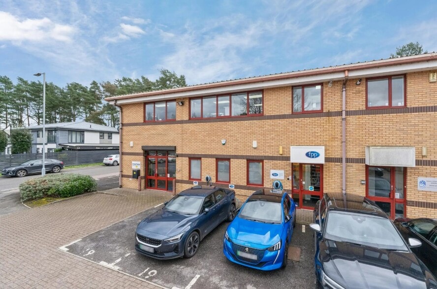 Dukes Ride, Crowthorne to rent - Building Photo - Image 2 of 13