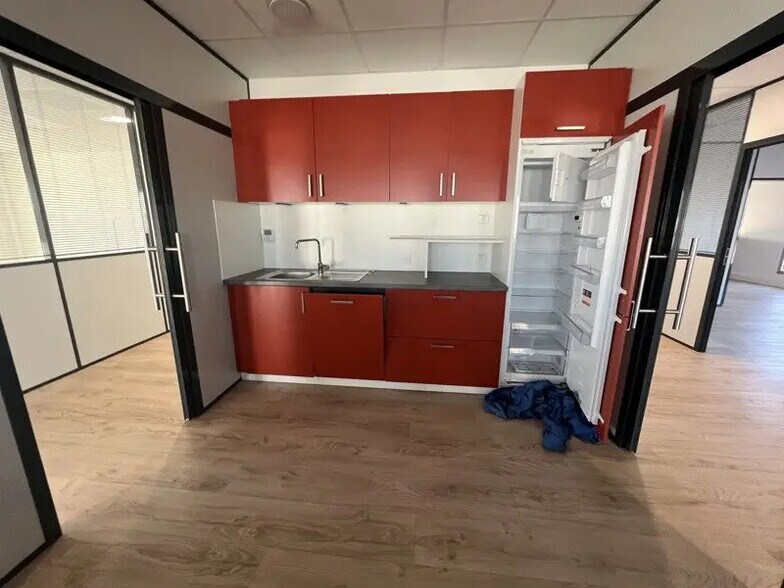 Office in Chassieu for sale - Building Photo - Image 3 of 4