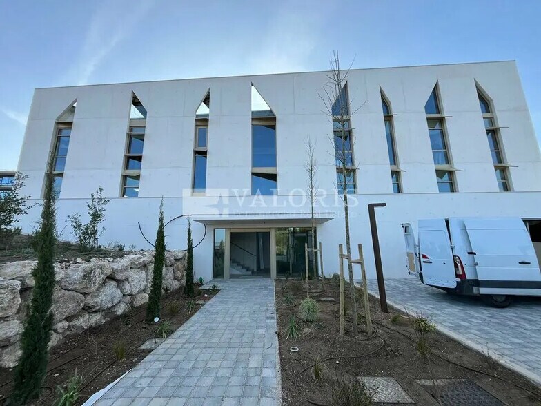 Office in Aix-en-Provence to rent - Building Photo - Image 2 of 15