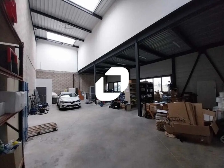 10 Boulevard De La Communauté, Buchelay to rent - Interior Photo - Image 2 of 9