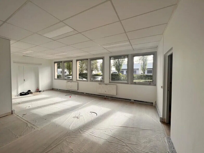 Office in Coignières to rent - Building Photo - Image 3 of 12