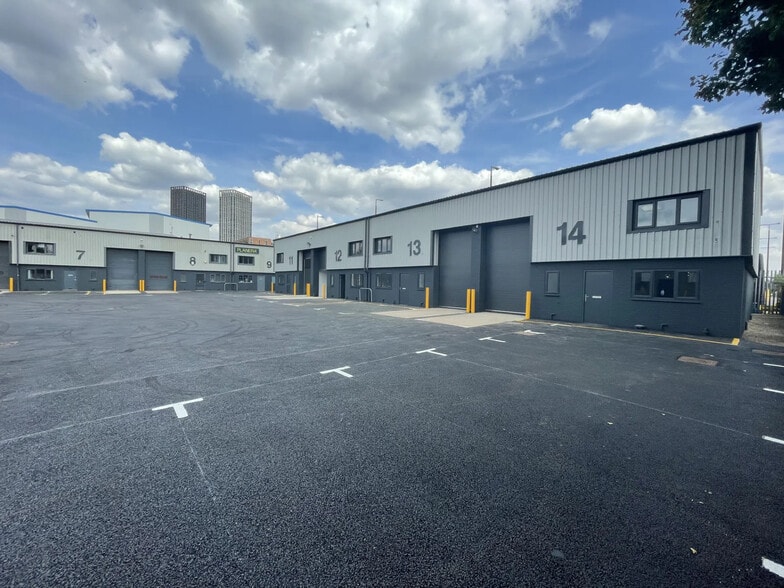 1F North Cres, London to rent - Building Photo - Image 2 of 3