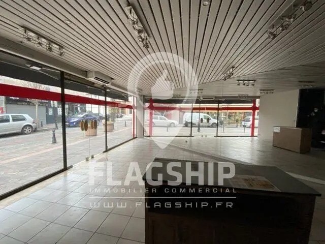 Retail in Courbevoie to rent - Building Photo - Image 3 of 5