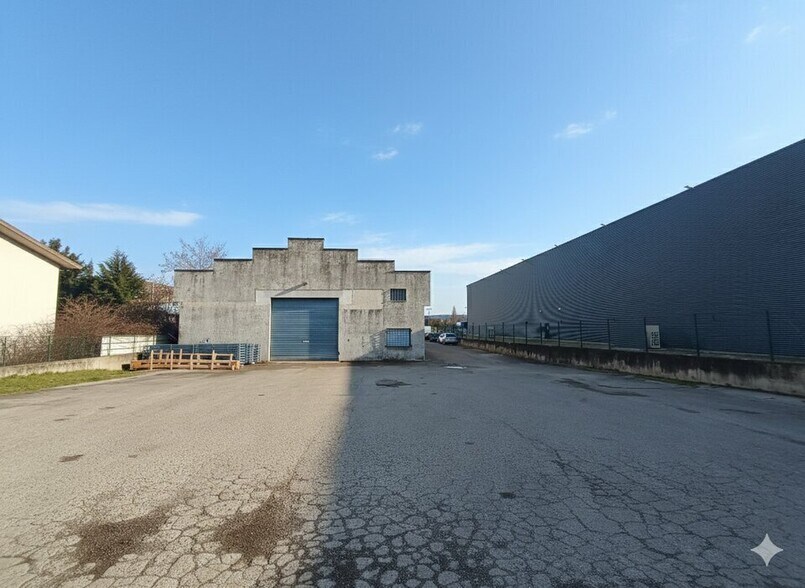 Light Industrial in La Verpillière to rent - Building Photo - Image 2 of 7