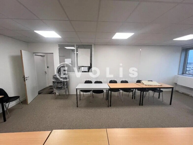 9-10 Porte De Neuilly, Noisy-le-Grand to rent - Building Photo - Image 3 of 14