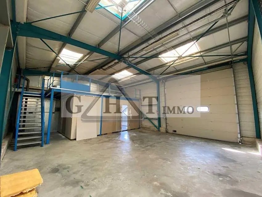 Location Entrepôt 180 m² - Photo 1