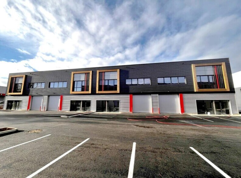 10-14 Rue De Bretagne, Saint-Quentin-Fallavier to rent - Building Photo - Image 1 of 15