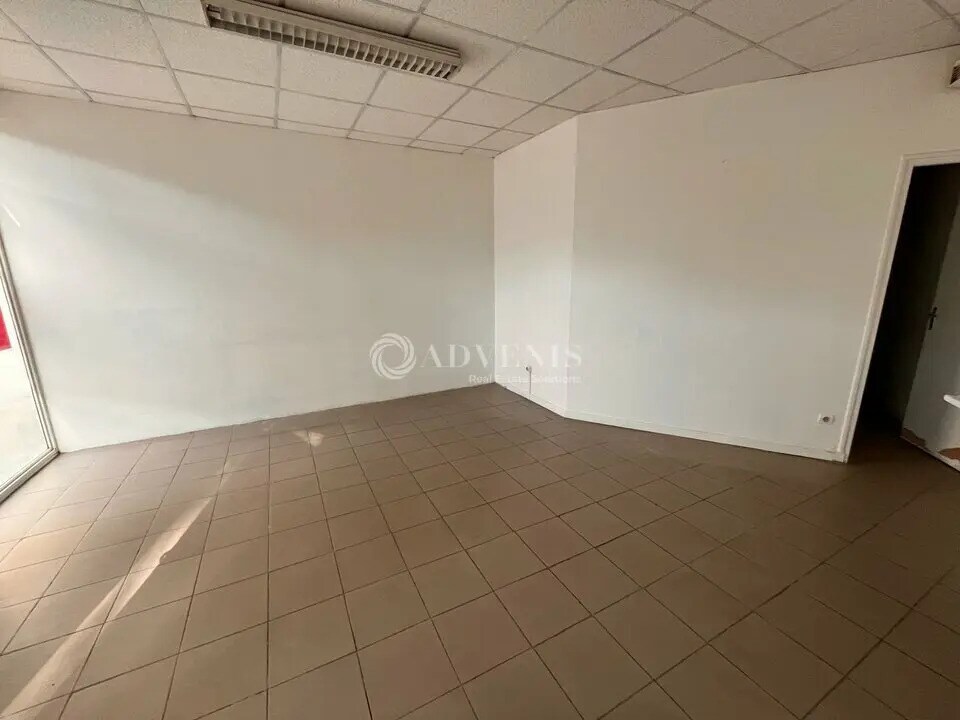 Retail in Villeurbanne to rent Building Photo- Image 1 of 3