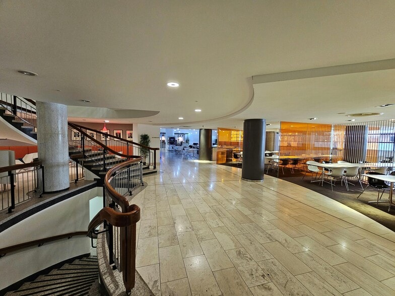 157-197 Buckingham Palace Rd, London to rent - Building Photo - Image 1 of 8