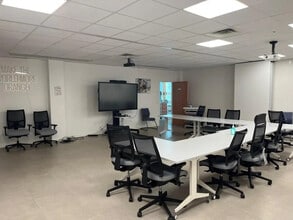 2 Boulevard De L'Oise, Pontoise to rent Building Photo- Image 2 of 9