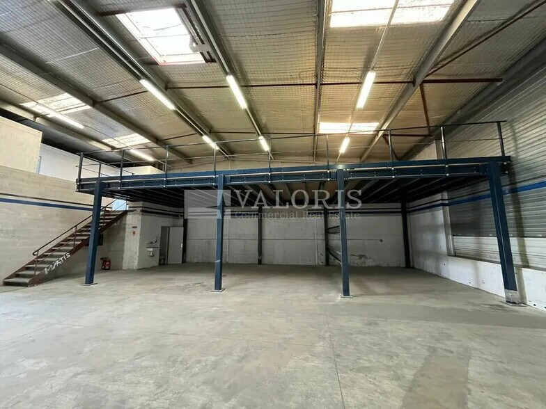 Light Industrial in Vitrolles to rent - Building Photo - Image 2 of 13