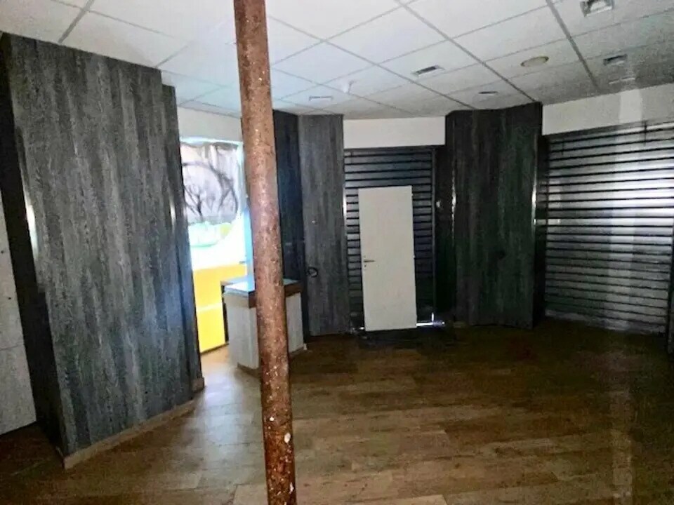 Retail in Paris to rent Interior Photo- Image 1 of 6