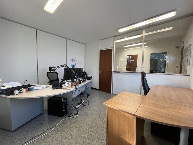 Office in Aubagne to rent - Building Photo - Image 3 of 6