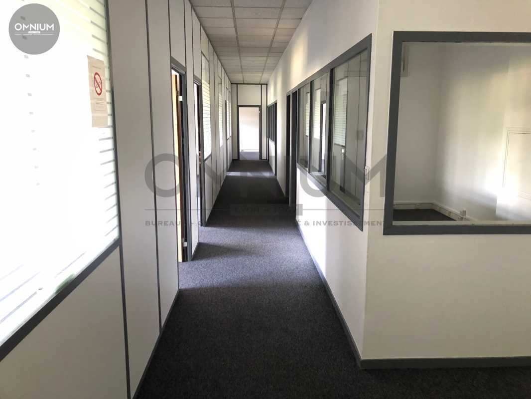 Office in Lyon for sale Interior Photo- Image 1 of 8
