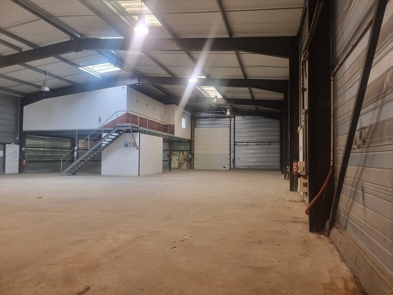 Light Industrial in Tournefeuille to rent - Interior Photo - Image 1 of 9