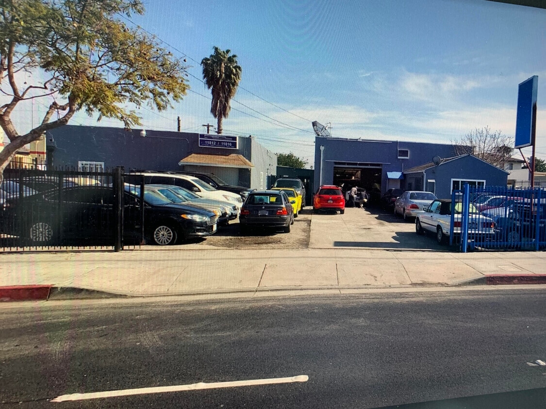 11812-11816 Inglewood Ave portfolio of 2 properties for sale on LoopNet.co.uk Building Photo- Image 1 of 6