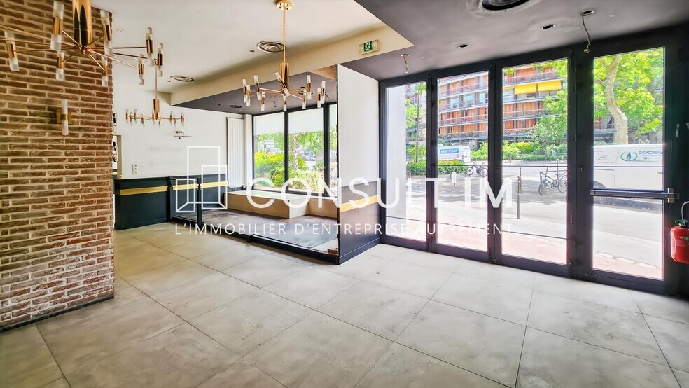 Retail in Boulogne Billancourt to rent - Lobby - Image 3 of 7