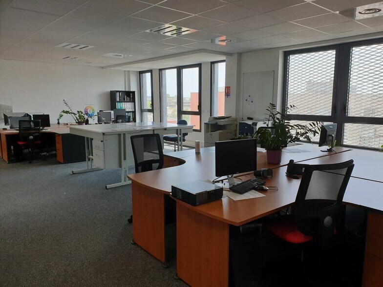 Office in Vaulx-en-Velin to rent - Interior Photo - Image 3 of 11