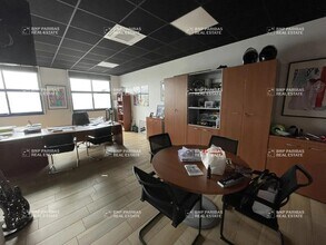 Light Industrial in Croissy-Beaubourg to rent Interior Photo- Image 2 of 5