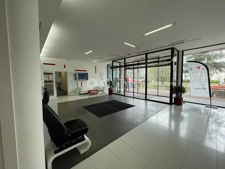 Office in Vélizy-Villacoublay to rent - Lobby - Image 2 of 6