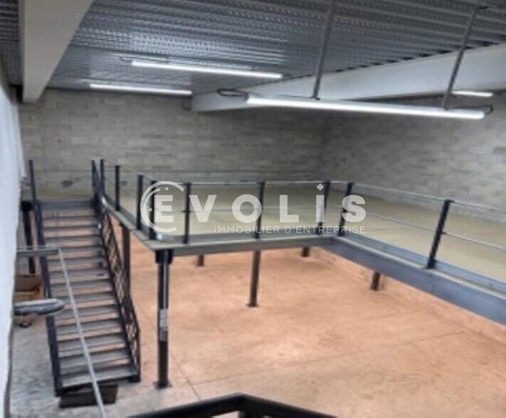 Light Industrial in Villeneuve-la-Garenne to rent - Interior Photo - Image 3 of 12