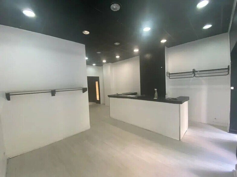 Retail in Le Havre to rent - Interior Photo - Image 2 of 7