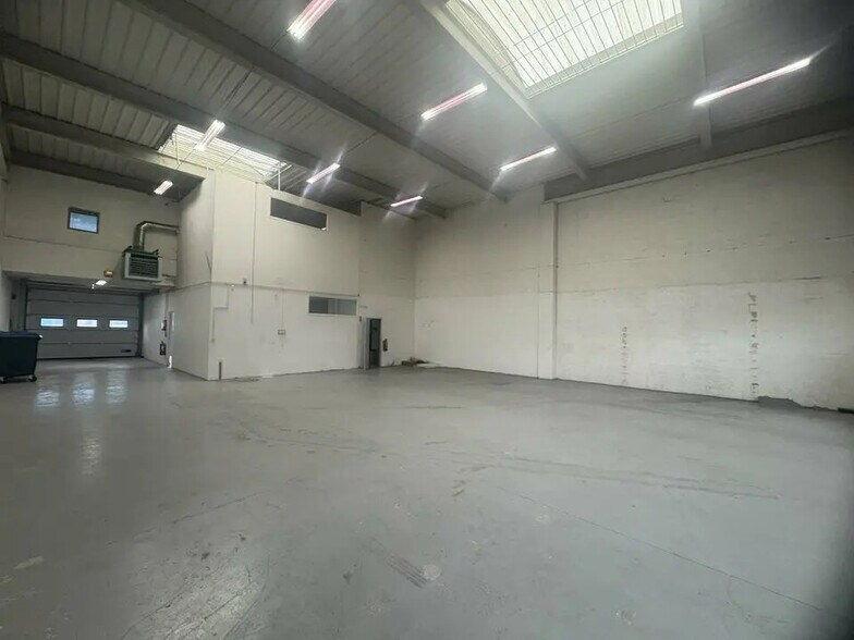 Light Industrial in Champs-sur-Marne to rent - Interior Photo - Image 1 of 4
