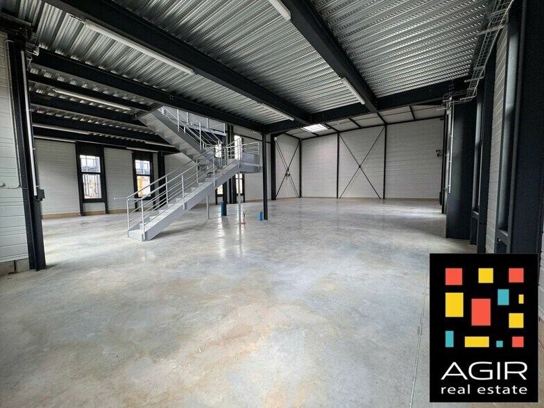 Light Industrial in Serris for sale - Interior Photo - Image 2 of 6