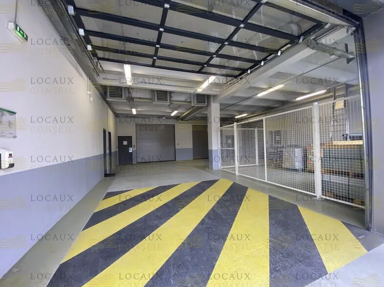 Light Industrial in Bezons to rent - Building Photo - Image 2 of 4