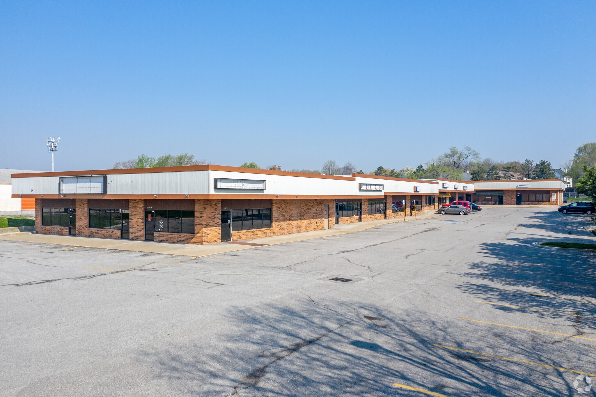 12674-12710 Shawnee Mission Pky, Shawnee, KS for sale Primary Photo- Image 1 of 1