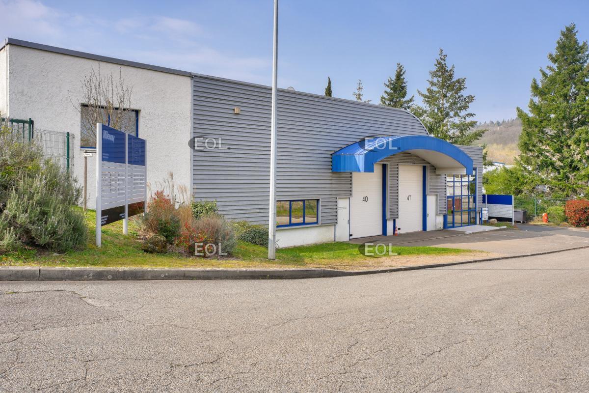 Industrial in Saint-Genis-Laval to rent Building Photo- Image 1 of 11