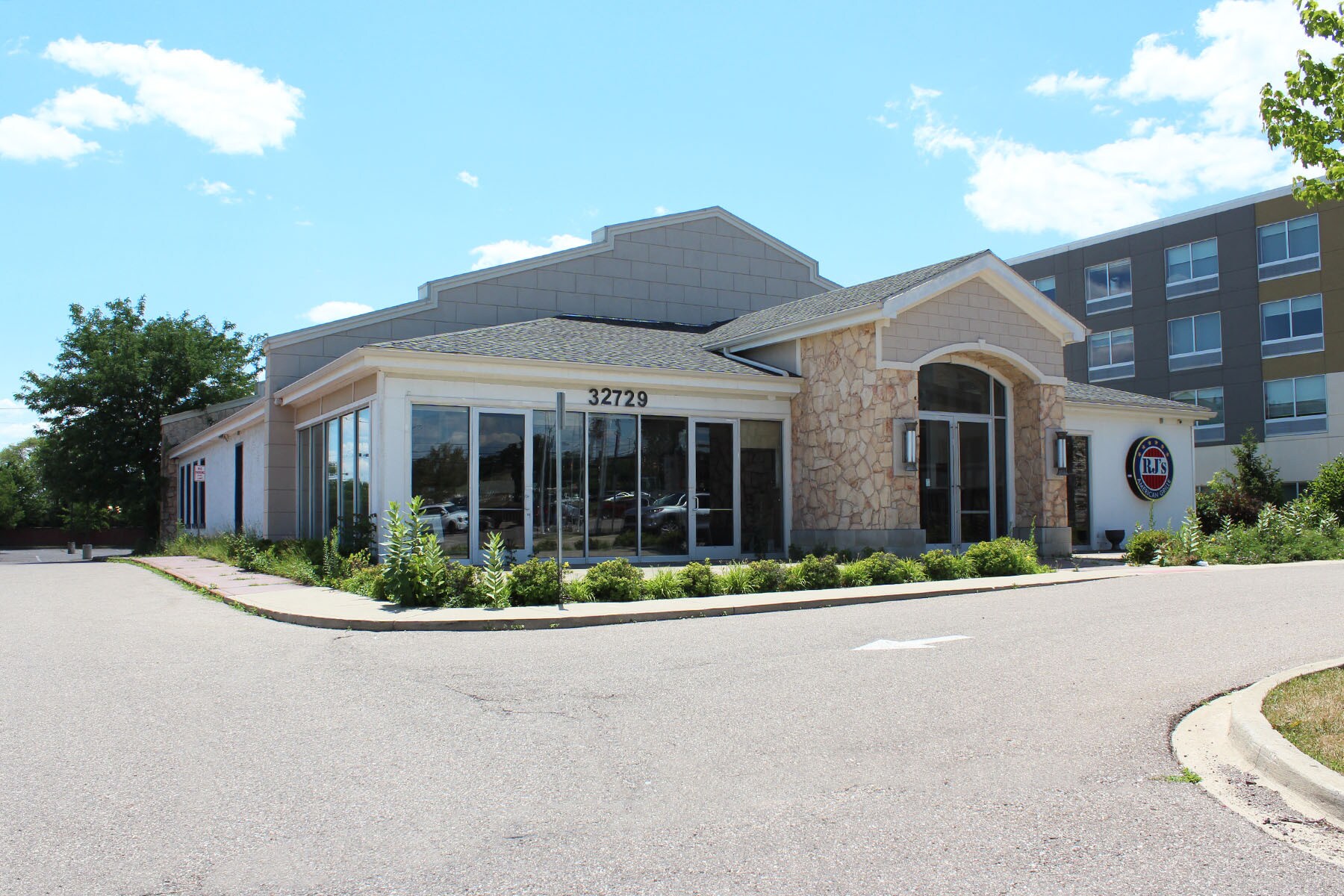 32729 Northwestern Hwy, Farmington Hills, MI to rent Building Photo- Image 1 of 6