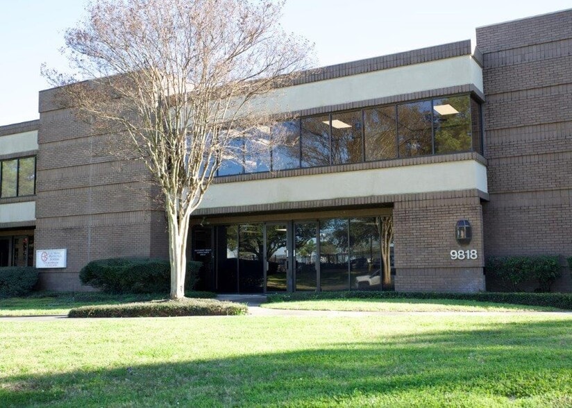 9818 Whithorn Dr, Houston, TX for sale - Building Photo - Image 2 of 26