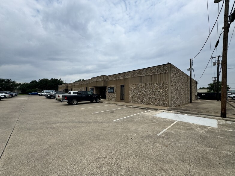 1614-1620 Surveyor Blvd, Carrollton, TX for rent - Building Photo - Image 1 of 10