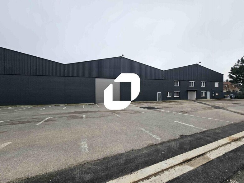 Light Industrial in Le Mesnil-Amelot to rent - Building Photo - Image 1 of 13