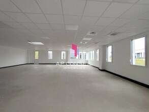 Light Industrial in Élancourt to rent Interior Photo- Image 2 of 4