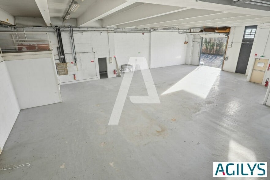 Light Industrial in Rungis to rent - Building Photo - Image 3 of 8
