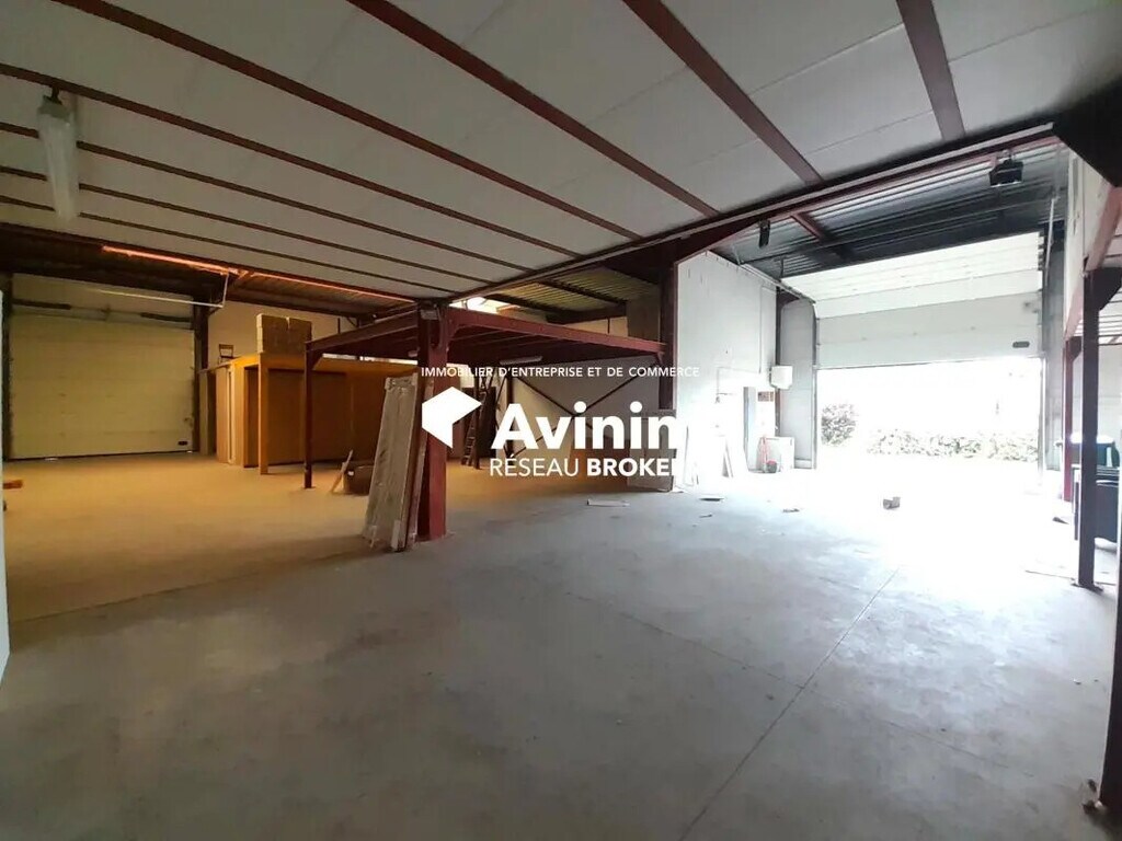Location Entrepôt 725 m² - Photo 1